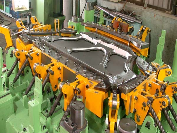 Hemming dies · Original equipment images 9